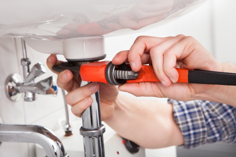 Emergency plumber attending a job in Holland Park